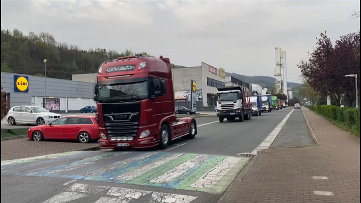 Caravana de camiones en Olaberria. Imagen obtenida de un vídeo de Euskadi Irratia.
