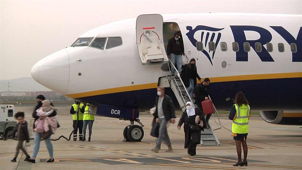 Llegada del vuelo desde Bruselas. Imagen obtenida de un vídeo de EITB Media.