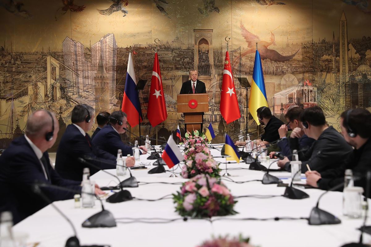 Erdogan preside la reunión entre Rusia y Ucrania en Turquía.