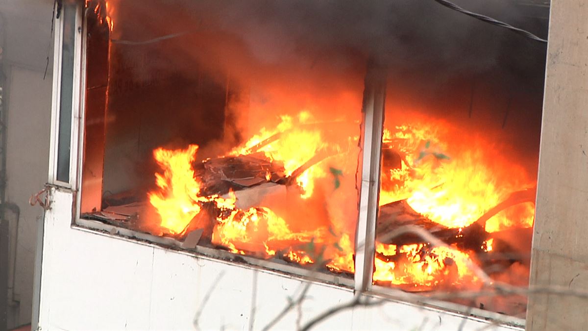 Un incendio calcina un concesionario de Erandio. Foto: EFE