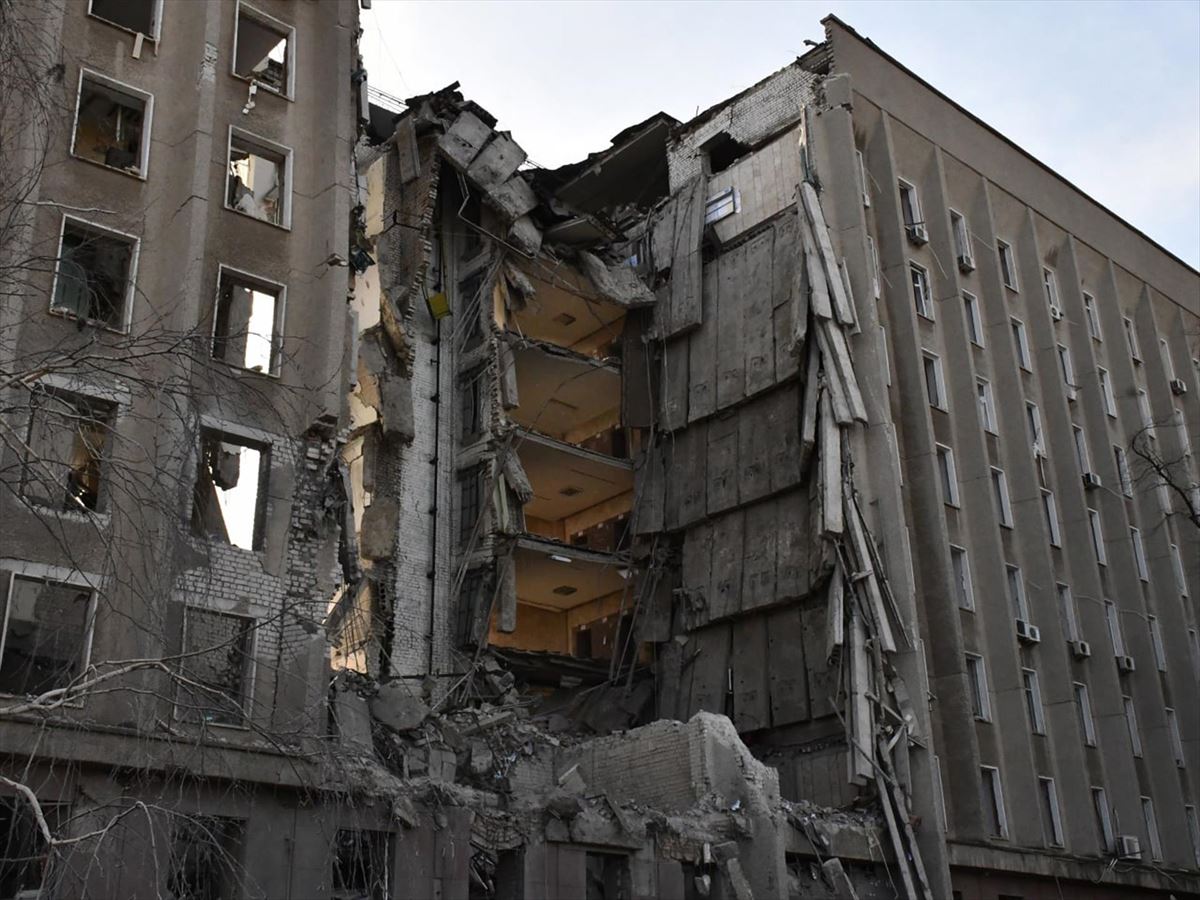 Edificio destruido por un bombardeo ruso en Mikoláiv