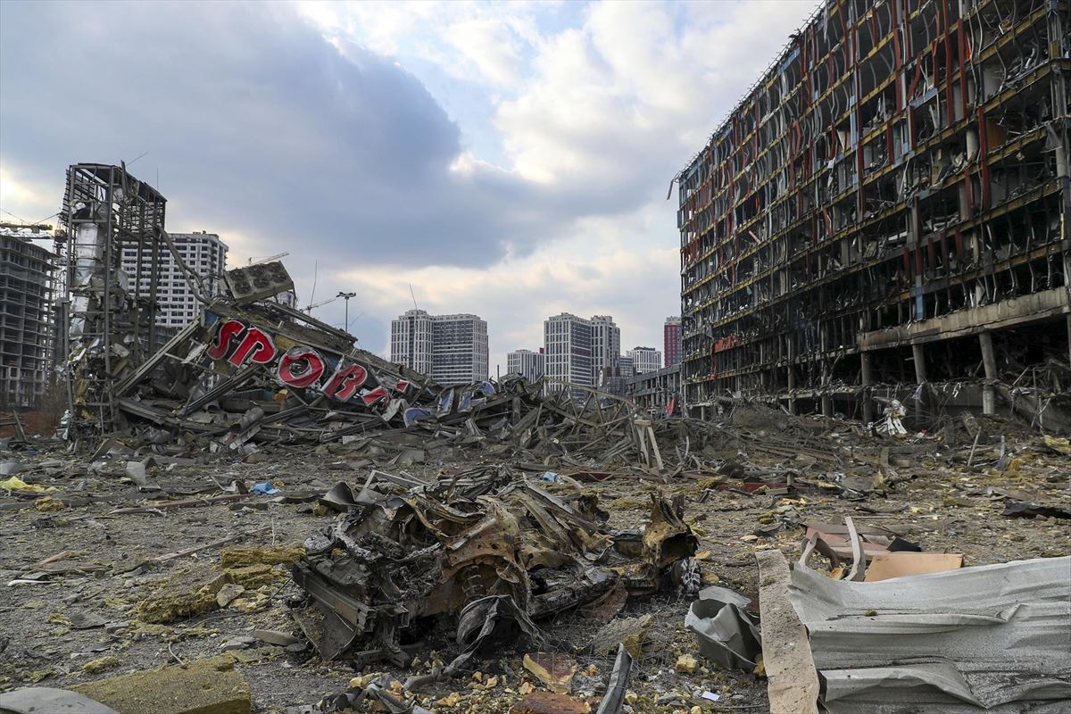 Un centro comercial de Kiev totalmeten destruido tras un bombardeo ruso. Foto de archivo: EFE