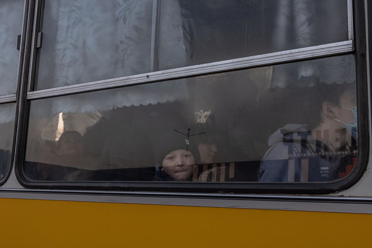 Hainbat ukrainar Mariupoletik ateratako autobus batean. 