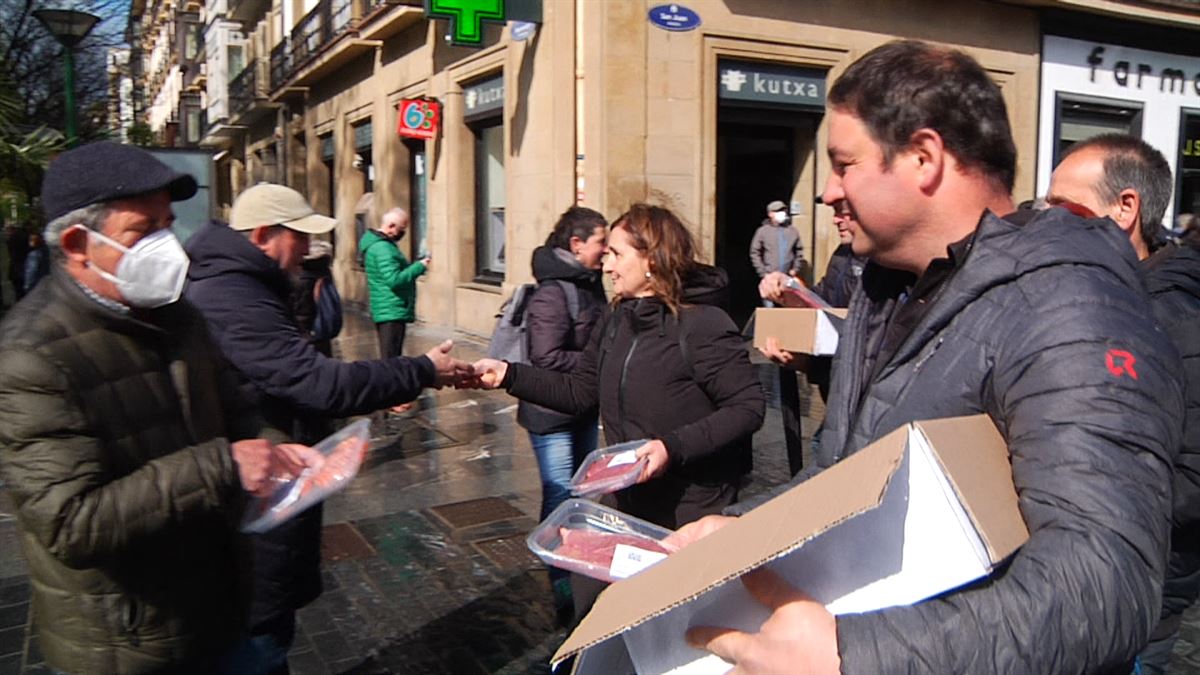Abeltzainak haragia oparitzen, protesta gisa, gaur Donostian. EITBren bideo batetik hartutako irudia