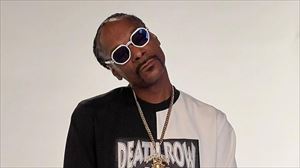 Snoop Dogg artistak AEBko rap diskoetxerik handiena erosi eta Idoia Mendiaren argazki bat igo du sareetara
