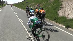 Caída de Jon Barrenetxea en el Gran Premio Miguel Indurain 2022