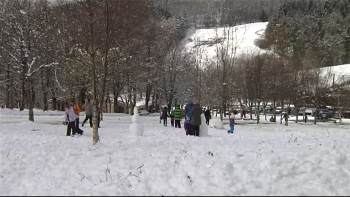 Gente en la nieve. Foto sacada de un vídeo de EITB Media.