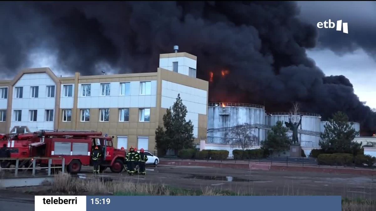 Bomberos trabajan en la refinería de Odesa. Imagen obtenida de un vídeo de EITB Media.