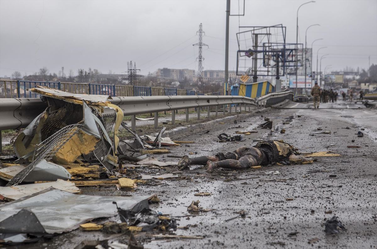Hilotz bat lurrean botata, Ukrainako Butxa hirian. Artxiboko argazkia: EFE