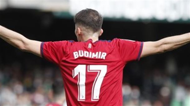 Budimir se lamenta tras la anulación de su segundo gol por fuera de juego (vía @CAOsasuna)
