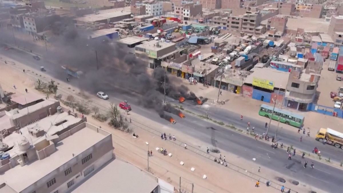 Corte de carretera en Perú. Imagen obtenida de un vídeo de Agencias.