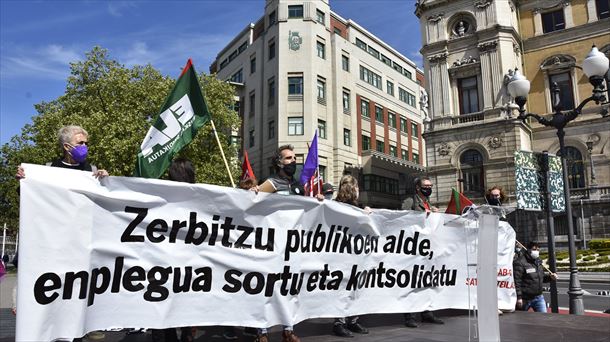 Zerbitzu publikoa egonkortzeko sindikatuen manifestazio bat. Artxiboko irudia: ELA