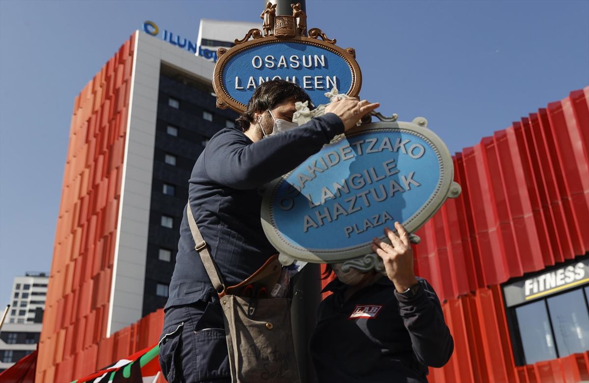 Cambio de placa. Foto: EFE.