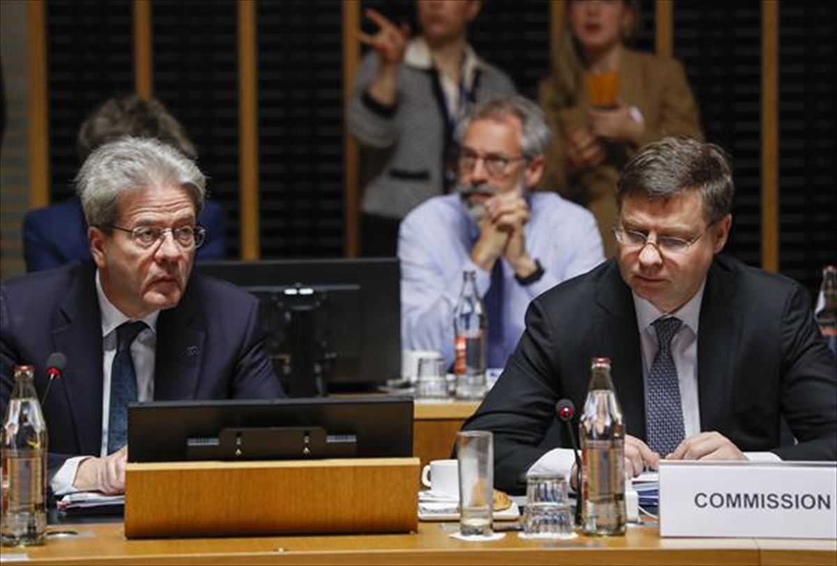 Paolo Gentiloni y Valdis Dombrovskis, antes de la reunión de los ministros de  Finanzas. EFE