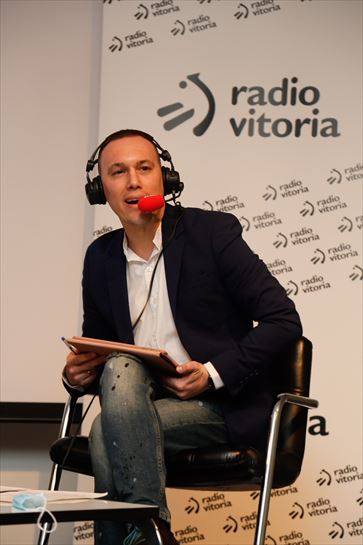 Aratz Goikoetxea, redactor-locutor de Radio Vitoira