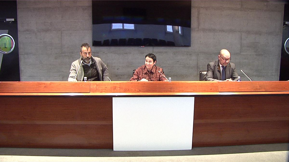 Las defensas de los cuatro condenados, durante la rueda de prensa. 