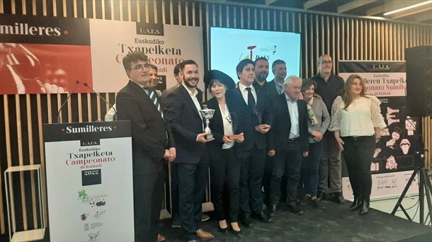 Podio de premios con organización y jurado