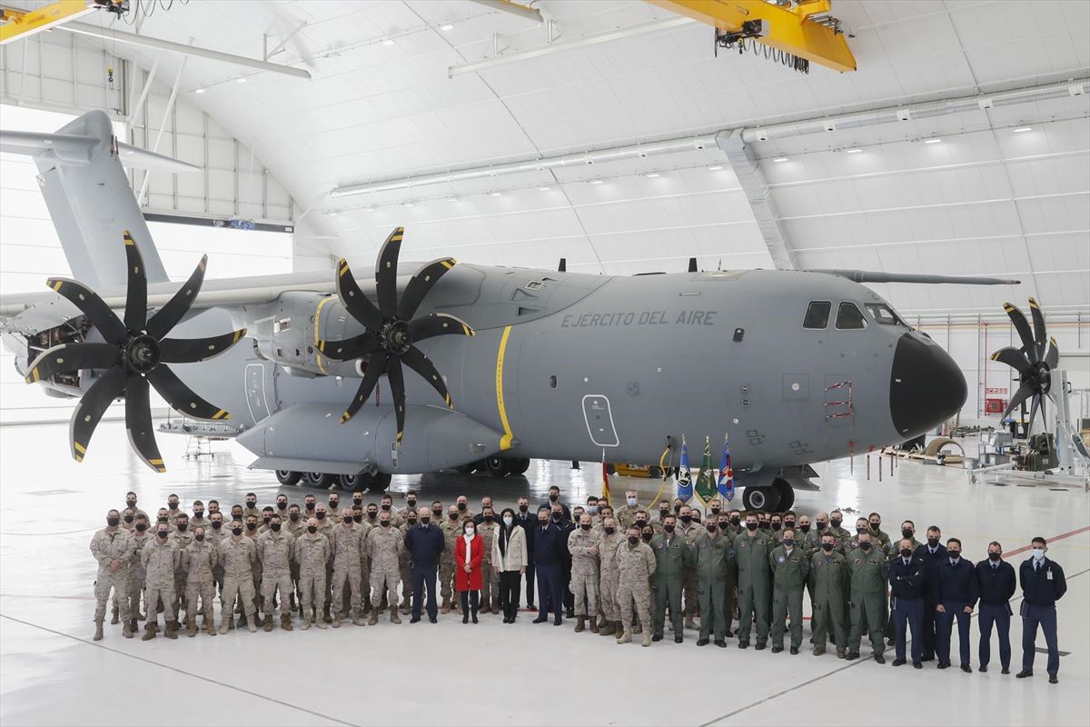 La ministra Margarita Robles junto a un avión militar español que trasladó armas a Ucrania. EFE