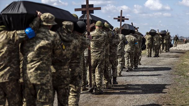 Ukrainako soldaduak eta hilkutzak
