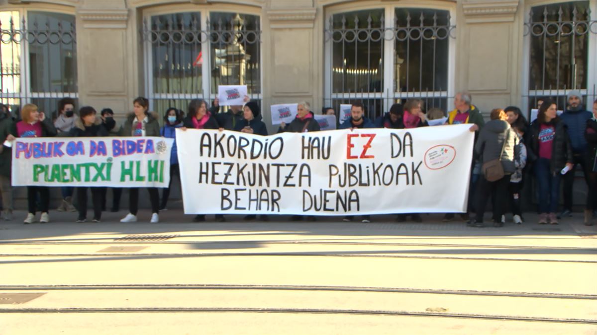 Protesta ante el Parlamento Vasco. Imagen obtenida de un vídeo de EITB Media.