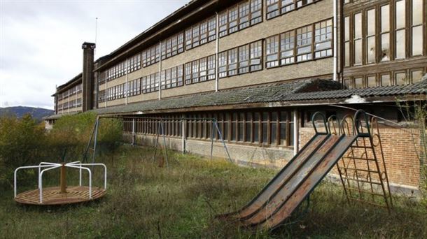 Diputación estudia la posibilidad de utilizar el antiguo colegio de Izarra para una instalación fotovoltaica 