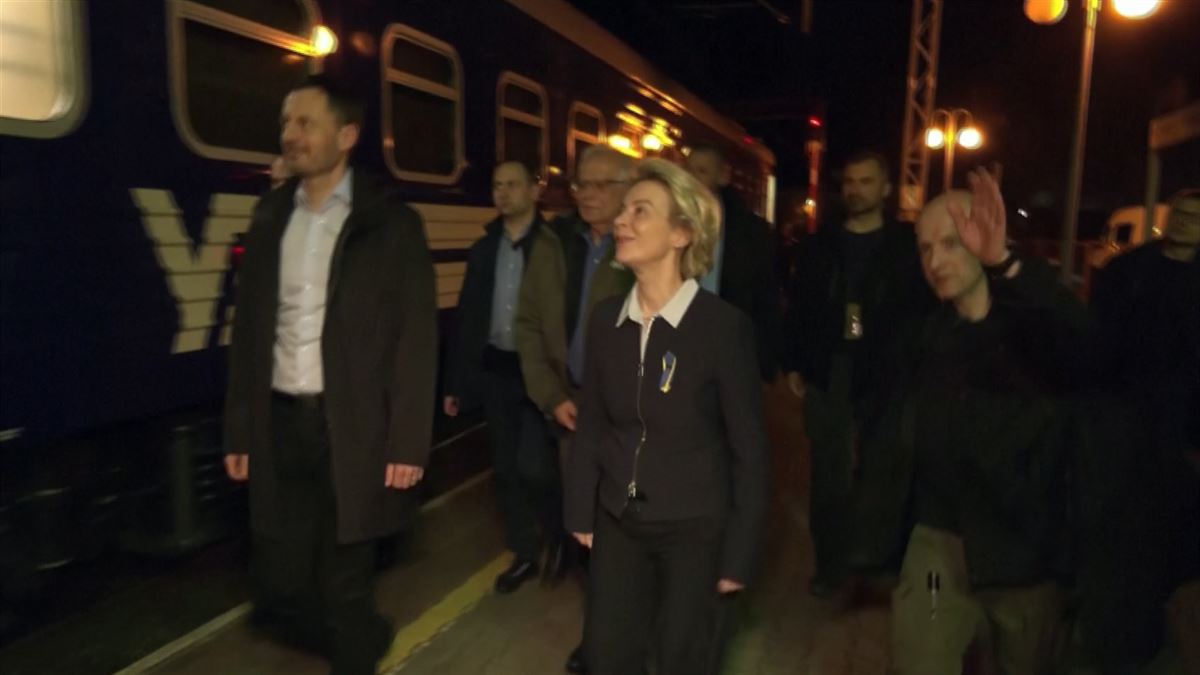 Borrell y Von der Leyen, antes de subir al tren. Imagen obtenida de un vídeo de Agencias.