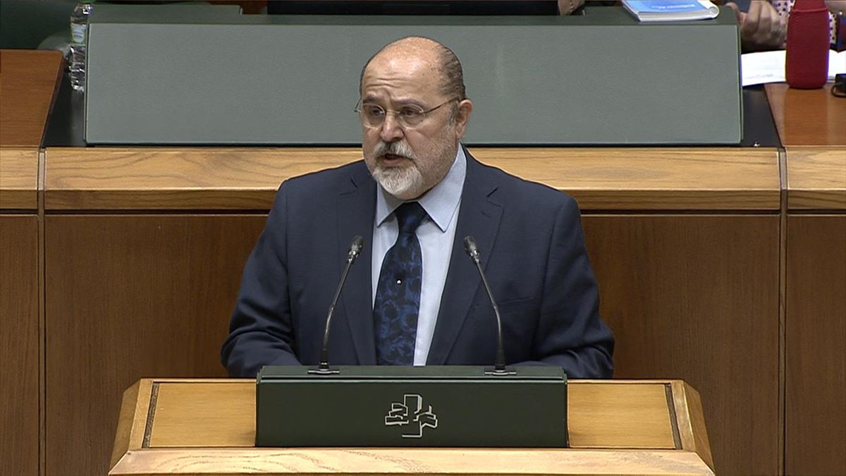 Txarli Prieto (PSE-EE) en su intervención, hoy, en el Parlamento Vasco. EITB