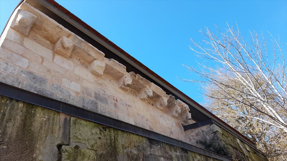 3.-Detalle de los canecillos del periodo románico en la parte trasera del templo