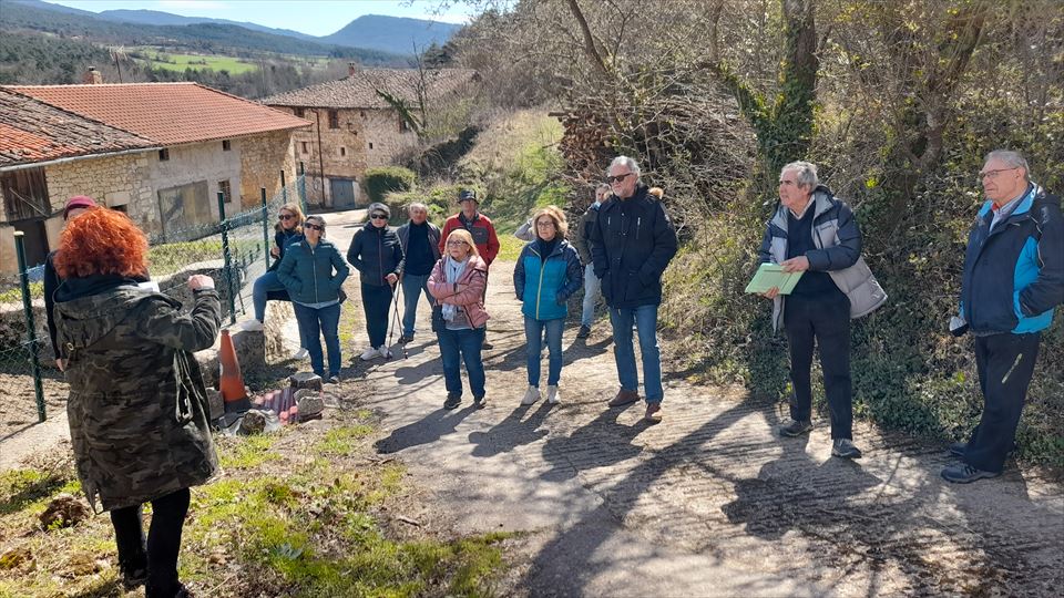 4.-Inicio de la visita guiada a los vecinos y vecinas del Valle de Valdegovía y alrededores