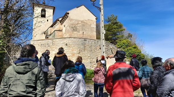 5.-Los visitantes al pie de la iglesia conocen detalles de esta iglesia única en Euskadi.