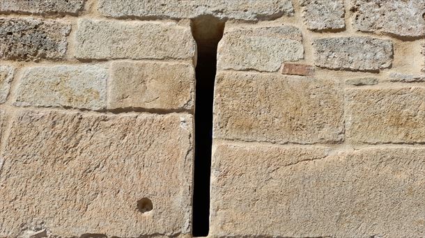 6.-Detalle de una saetera del periodo románico en el ábside del templo de Tobillas