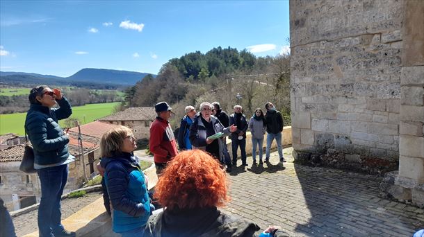 7.-Juan Carlos Abascal, vecino de Valdegovía y conocedor d e la historia del templo, detalla sus etapas constructivas