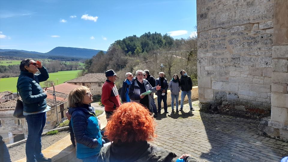 7.-Juan Carlos Abascal, vecino de Valdegovía y conocedor d e la historia del templo, detalla sus etapas constructivas