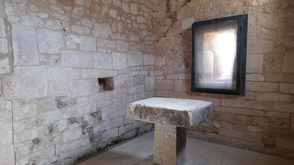 8.-Juan Carlos Abascal y Yolanda Sobrón explican el significado de las distintas muescas en la piedra de la portada de la iglesia de San Román