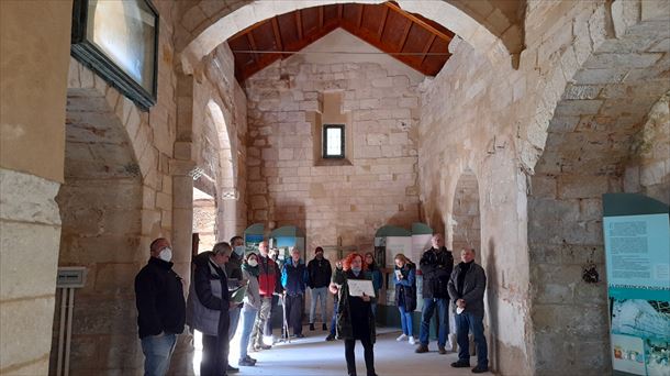 10.-Yolanda Sobrón, de la Oficina de Turismo de Valdegovía, explica el proceso de rehabilitación del templo en la década de los 90 del siglo XX