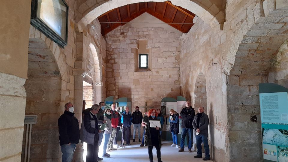 10.-Yolanda Sobrón, de la Oficina de Turismo de Valdegovía, explica el proceso de rehabilitación del templo en la década de los 90 del siglo XX