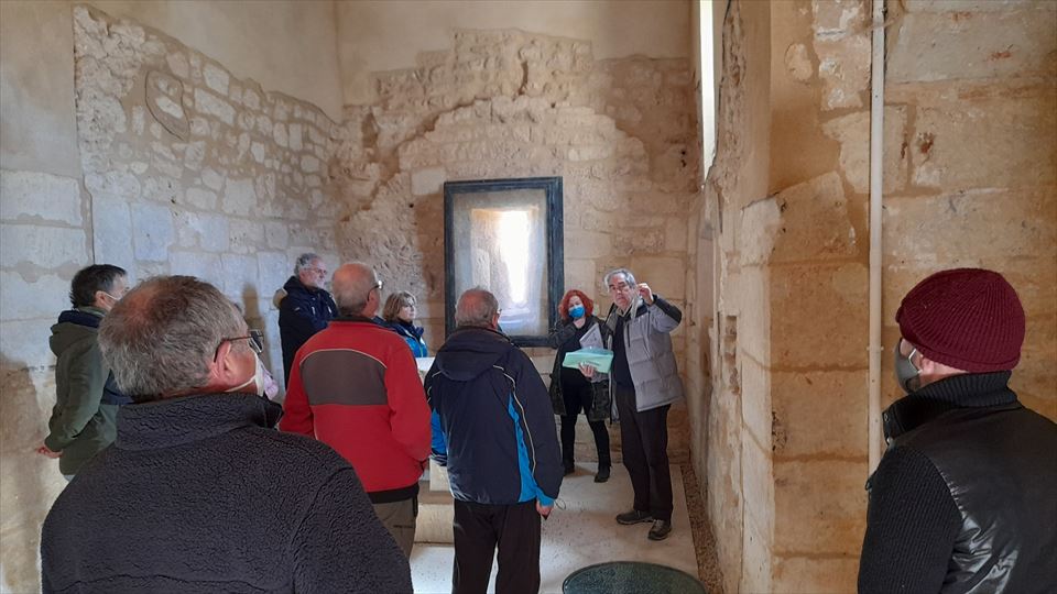 11.-En el interior destacan inscripciones sobre los sillares y restos de la pintura al fresco.