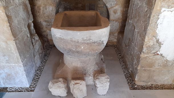 12.-Pila bautismal de estilo románico de la iglesia del concejo de Tobillas