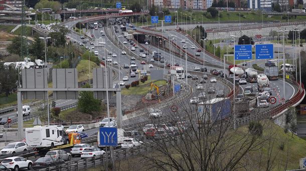 Tráfico denso en la A-8, a su paso por Barakaldo, en dirección Cantabria. Foto de archivo: EFE