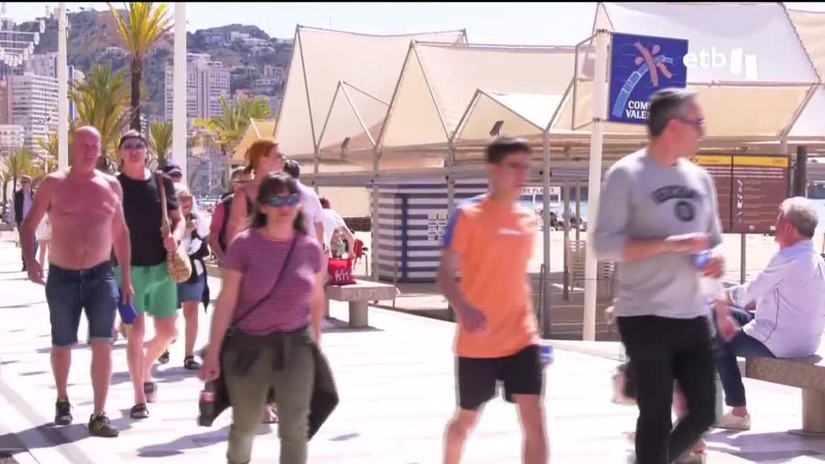 Turistas en Benidorm. Imagen obtenida de un vídeo de EITB Media.