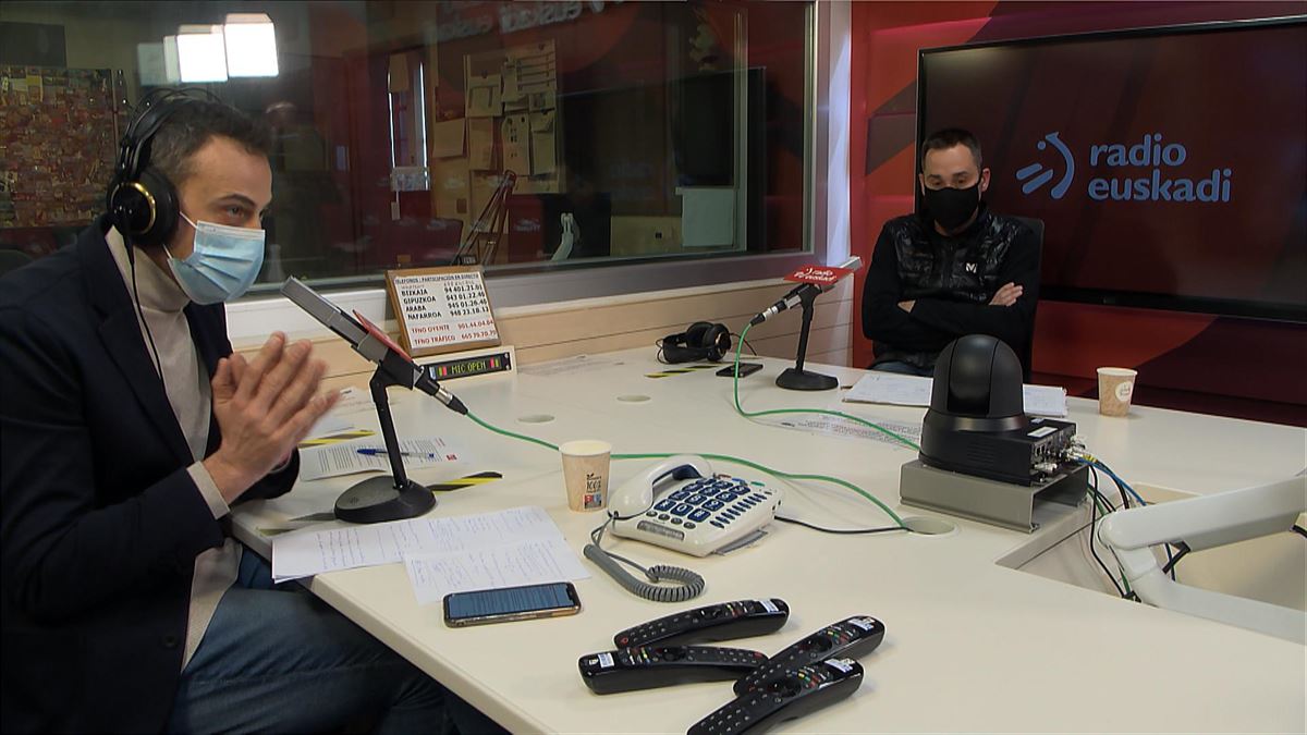 Iker Casanova (EH Bildu) eta Ekai Rico (PSE), Radio Euskadin. Argazkia: EITB Media