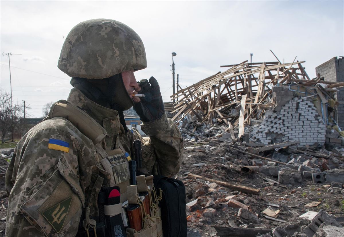 Ukrainar militar bat hondakinen aurrean, Kieven. Argazkia: EFE