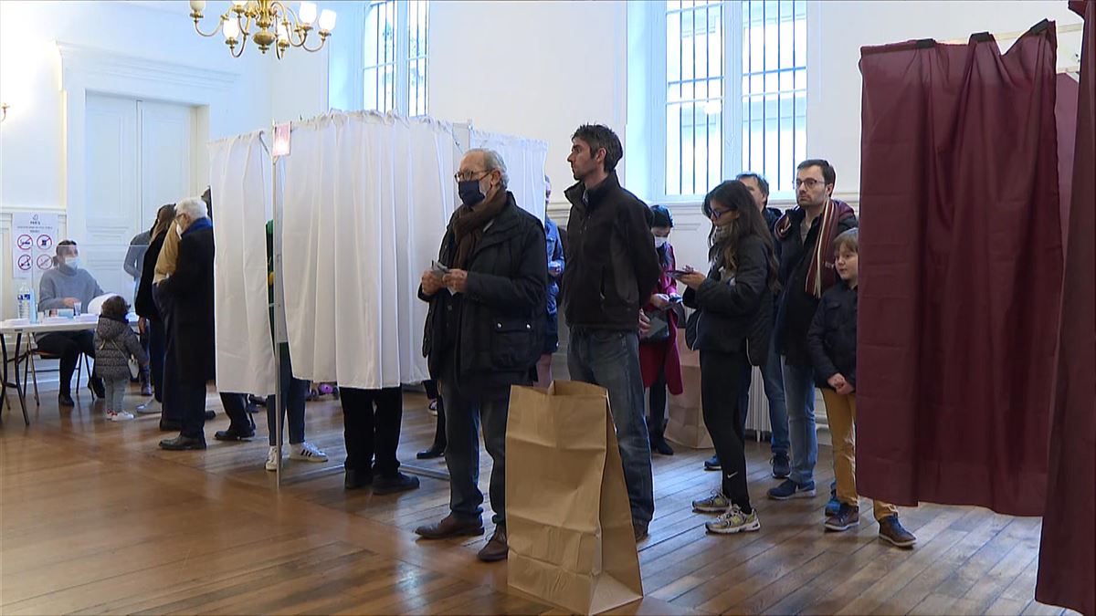 Votantes en Francia. Imagen obtenida de un vídeo de EITB Media.