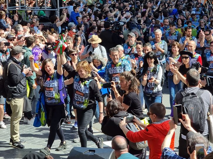 Karmele Jaio idazlea, lekukoarekin. (Argazkia: EITB Media)