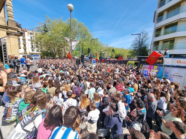 Donostiako kaleak, jendez gainezka. (Argazkia: EITB Media)