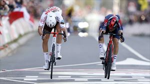 Kwiatkowski se adjudica la Amstel Gold Race ante Cosnefroy por la foto de llegada