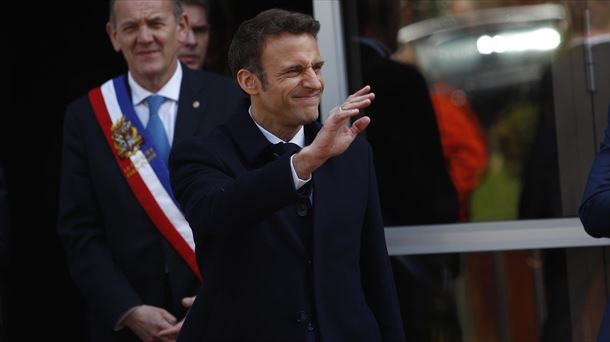 Emmanuel Macron Frantziako presidente, agurtzen. 