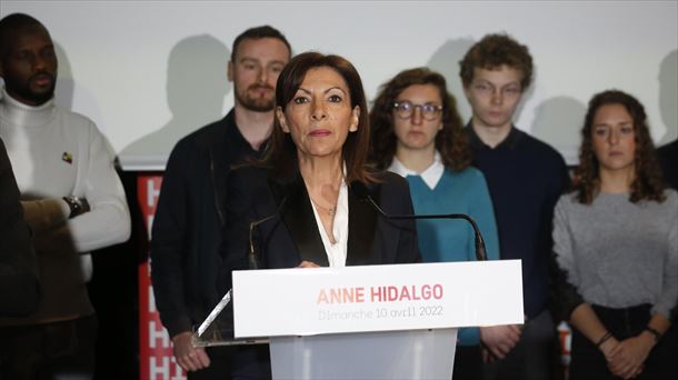 Anne Hidalgo (PS), bart, kazetarien aurrean. EFE