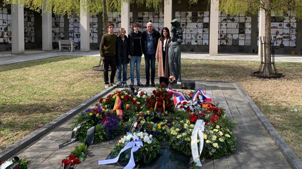 Anton Gandarias y su familia junto a Aintzane Ezenarro en el cementerio de Praga