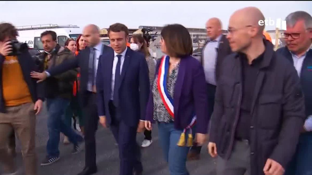 Le Pen y Macron, frente a frente, en unos carteles electorales. EFE